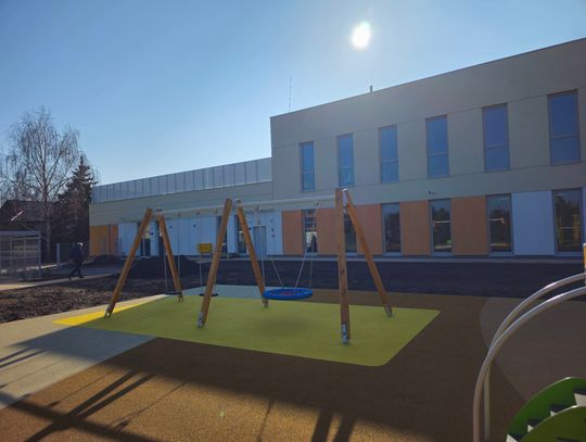 Jedni likwidują placówki oświatowe, inni budują...