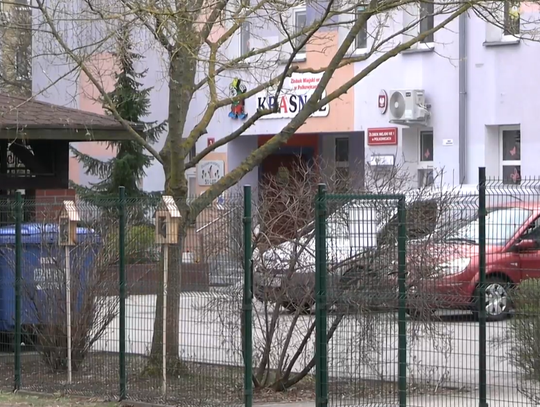 Parkingowy pat przy „KRASNALU”. Radny interweniuje, burmistrz odpowiada