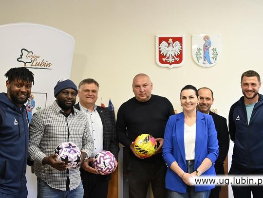 Piłka łączy pokolenia. Reprezentanci kraju w gminie Lubin