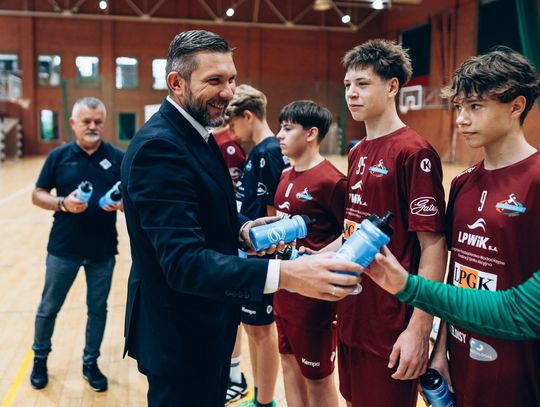 Piłkarze ręczni Siódemki piją legnicką kranówkę