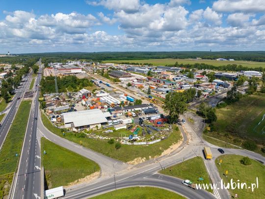 Połowa już wyburzona, obok zamknięto przejście