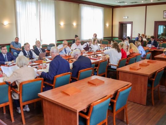 Radni przyjęli uchwały dotyczące przyjęć do żłobków i biletu zintegrowanego
