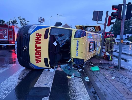 Wypadek karetki. Trzy osoby trafiły do szpitala