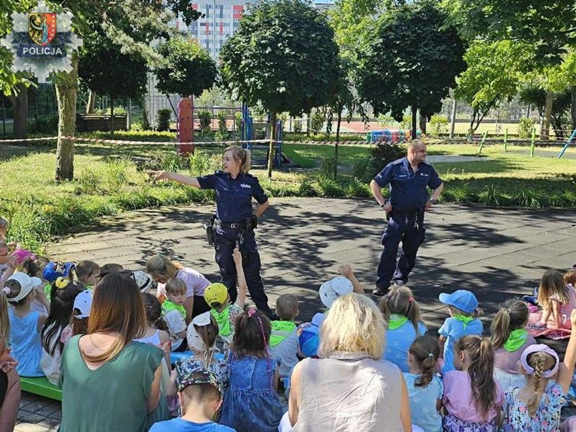 Bezpieczne Wakacje 2025 z polkowickimi dzielnicowymi