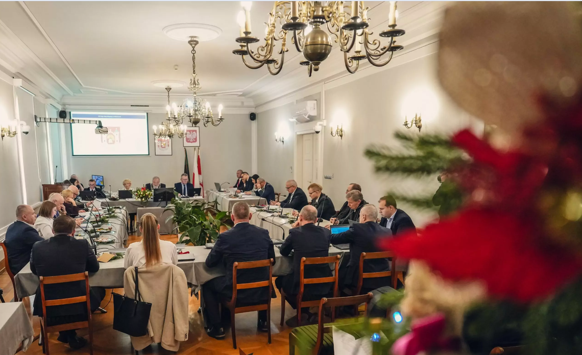 Budżet Polkowic na 2026 rok przyjęty. Więcej połączeń z Lubinem i inwestycje drogowe, ale mieszkańcy czekają na wyraźniejszy impuls rozwojowy