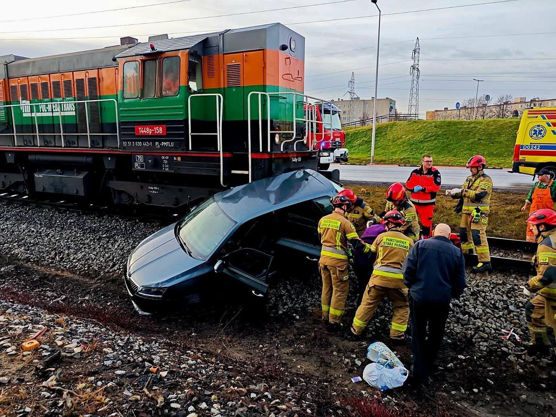Osobówka wjechała pod pociąg Osobówka wjechała pod pociąg