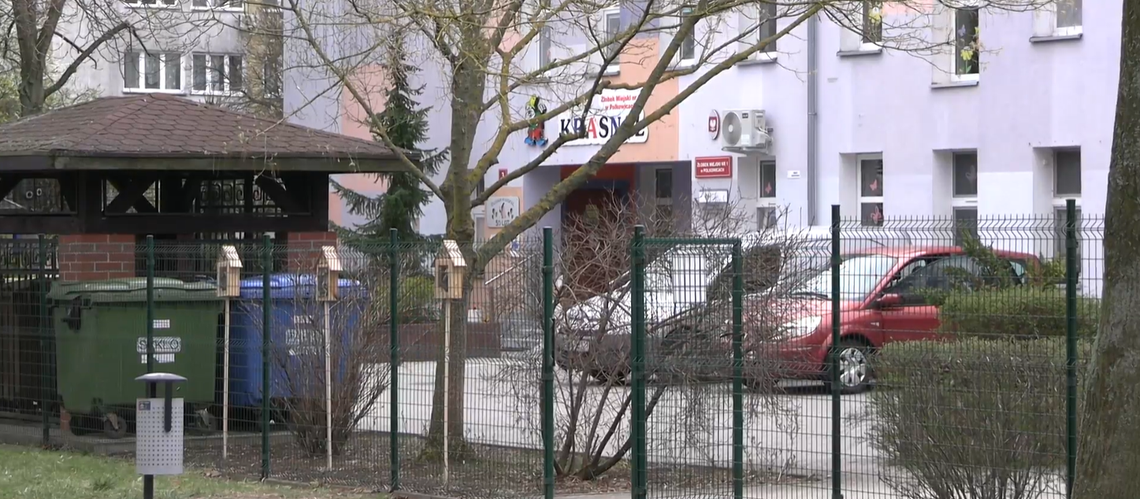 Parkingowy pat przy „KRASNALU”. Radny interweniuje, burmistrz odpowiada