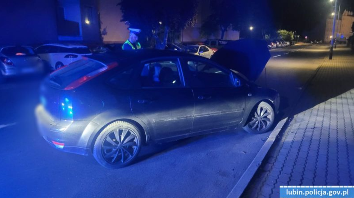 Pchał samochód do dziewczyny…trafił do policyjnej celi Pchał samochód do dziewczyny…trafił do policyjnej celi