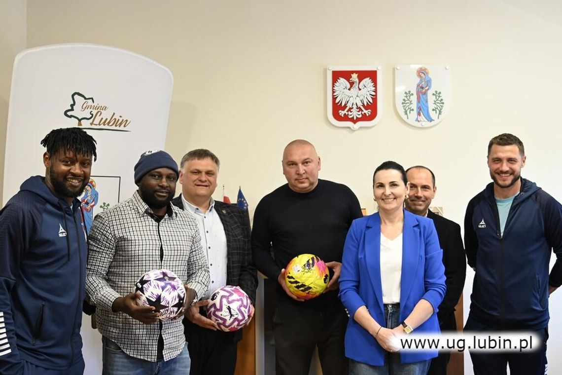 Piłka łączy pokolenia. Reprezentanci kraju w gminie Lubin