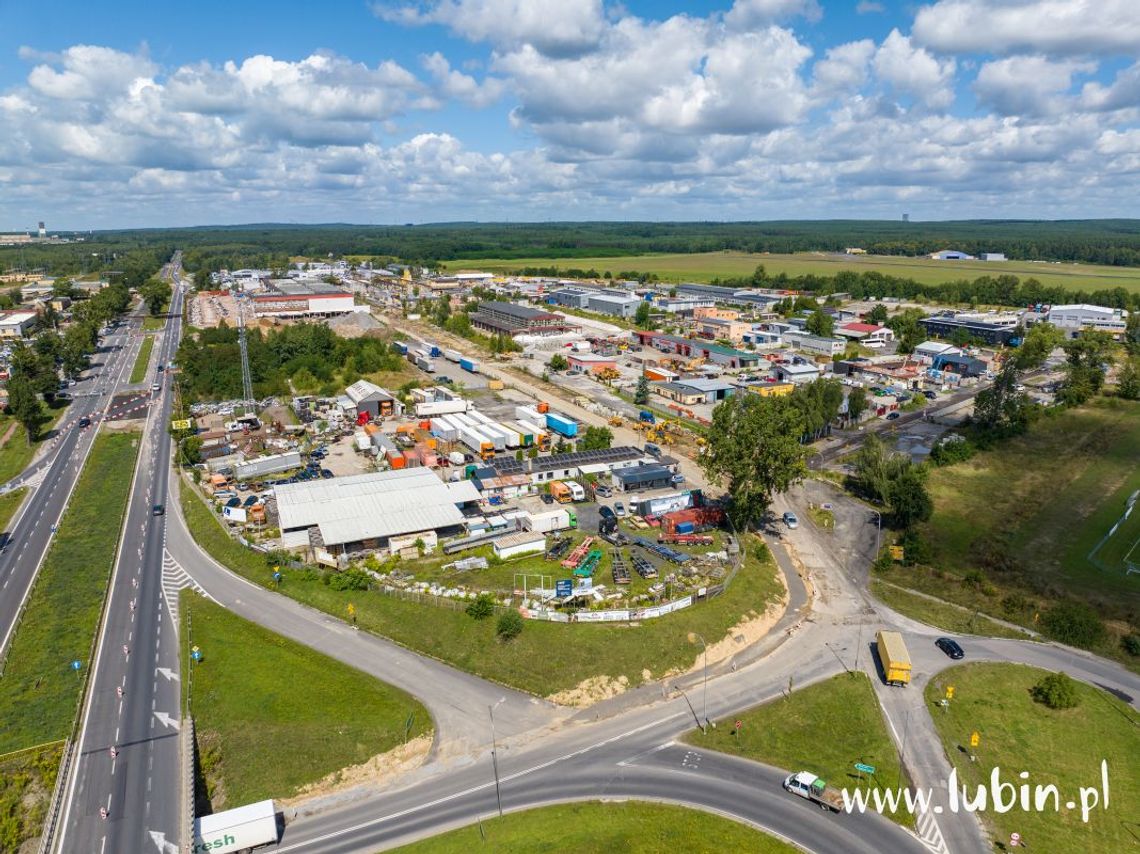 Połowa już wyburzona, obok zamknięto przejście