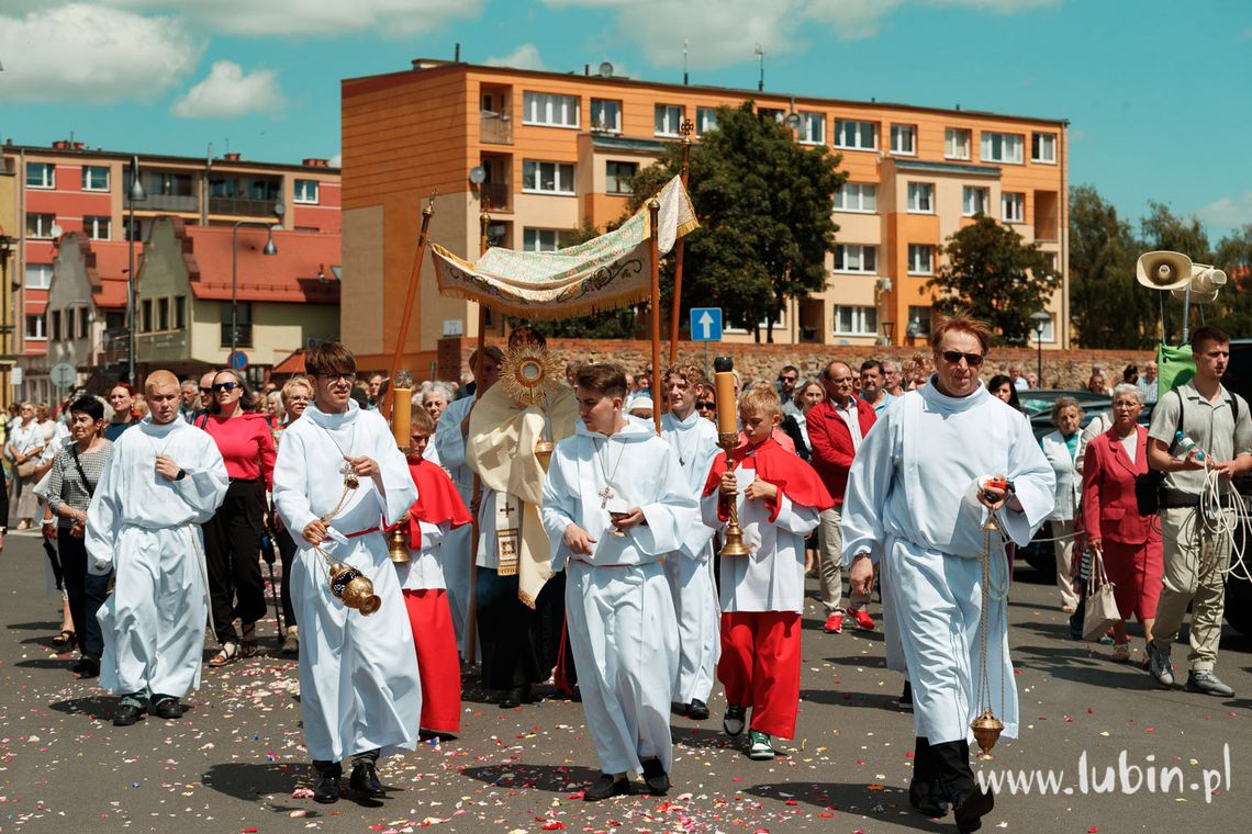 Procesje na ulicach. Boże Ciało w Lubinie